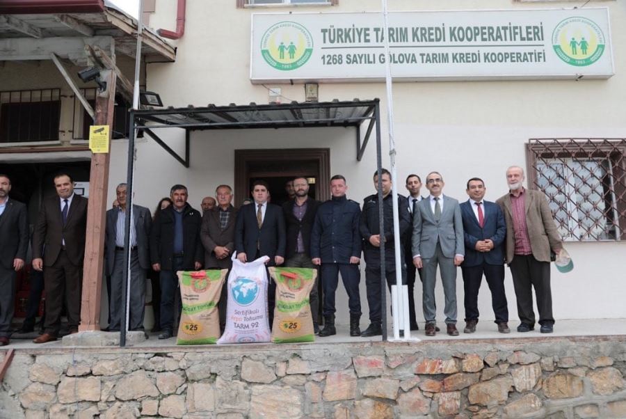Gölova’da Çiftçilere Tohum Dağıtıldı