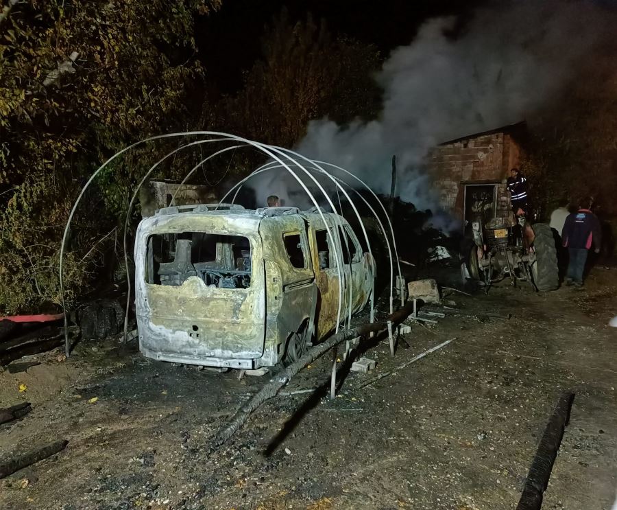 Yangında depo, traktör ve kamyonet kullanılamaz hale geldi