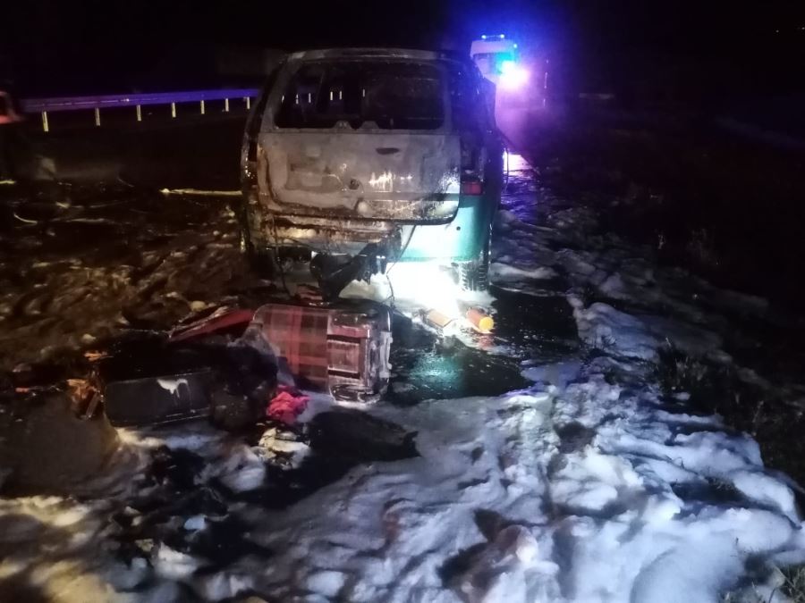 Yanmaya başlayan otomobil kullanılamaz hale geldi
