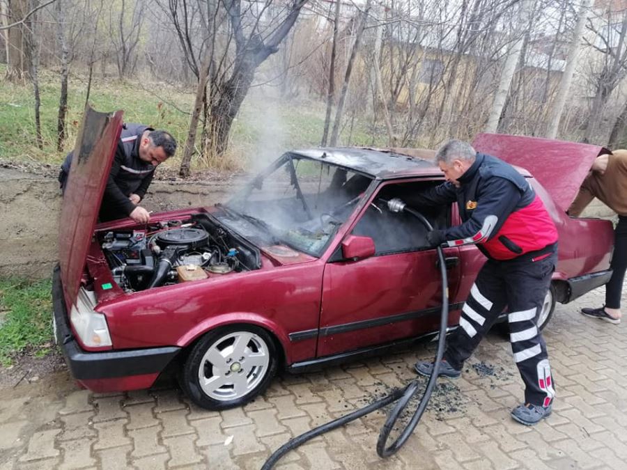 Otomobilde çıkan yangını itfaiye ekipleri söndürdü