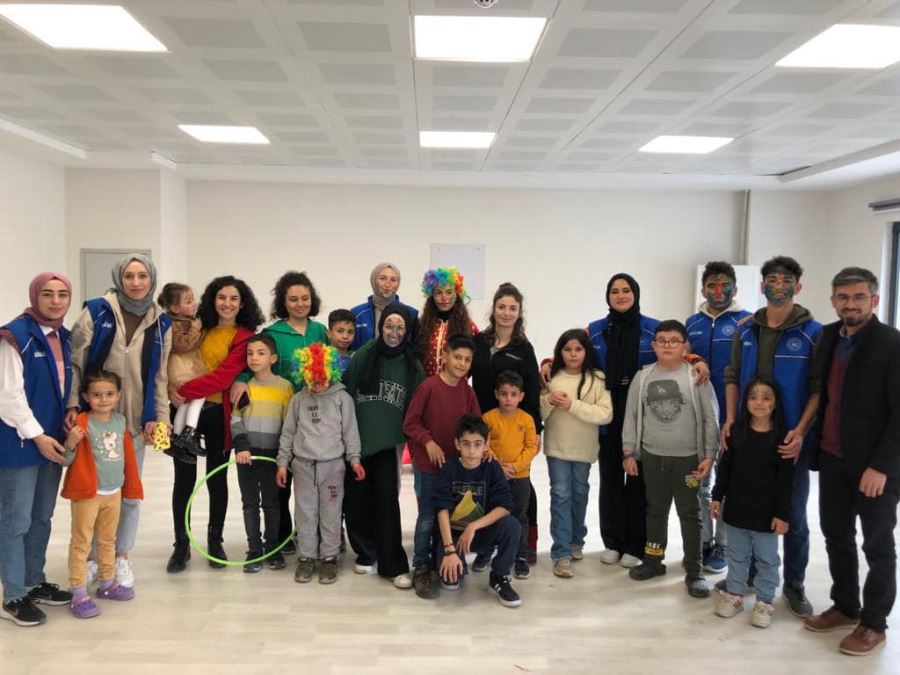 Gençlik Merkezi Gönüllü Gençlerimiz Depremzede Ailelerle Birlikte